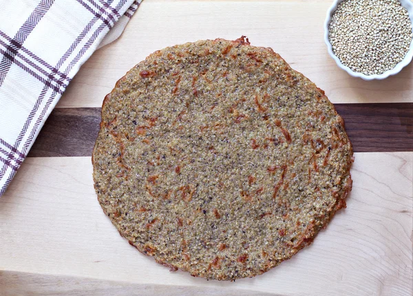 Quinoa Pizza kéreg, felülnézet — Stock Fotó