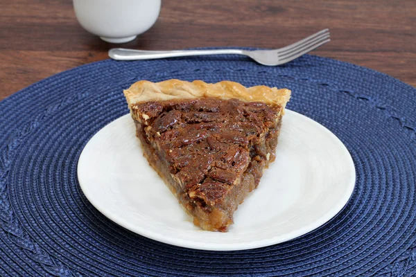 Pecan pie plasterek, punkt do przodu, z bliska. — Zdjęcie stockowe