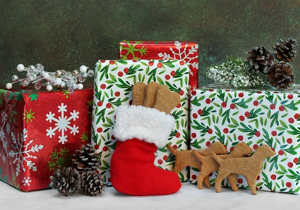 Hundekekse Weihnachtsstrumpf Vor Verpackten Weihnachtsgeschenken Mit Drei Stehenden Hundekeksen Der — Stockfoto