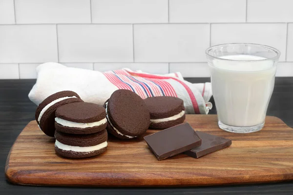 Zelfgemaakte Room Gevulde Sandwich Stijl Chocoladekoekjes Een Glas Melk Sluiten — Stockfoto
