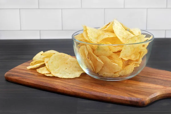 Patatas Fritas Recipiente Vidrio Una Mesa Una Vista Macro Cerca — Foto de Stock