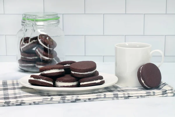 Plate Vanilla Filled Chocolate Sandwich Cookies Cup Coffee Canaster Cookies — Stockfoto