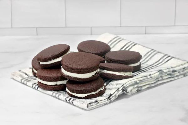 Stack Cream Filled Chocolate Cookies — Stock Photo, Image