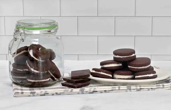 Vanilyalı Çikolatalı Sandviç Kurabiyeleri Hem Tabakta Hem Yanında Çikolata Olan — Stok fotoğraf