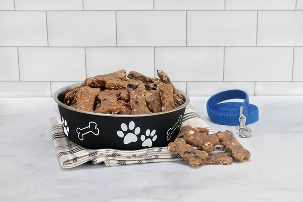 Biscoitos Caseiros Saudáveis Para Cães Mirtilo Balcão Uma Tigela Cachorro — Fotografia de Stock