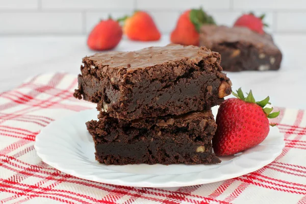 Zwei Gestapelte Schokolade Walnuss Fudge Brownies Makro Mit Erdbeeren Makro — Stockfoto