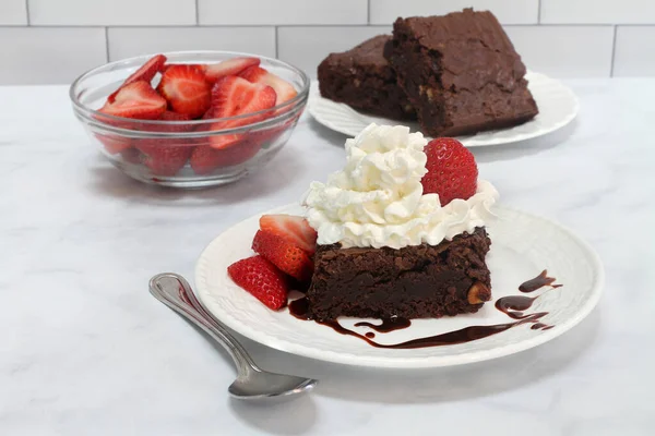 Eine Schokolade Fudge Brownie Mit Schlagsahne Und Erdbeeren Gekrönt Nahaufnahme — Stockfoto