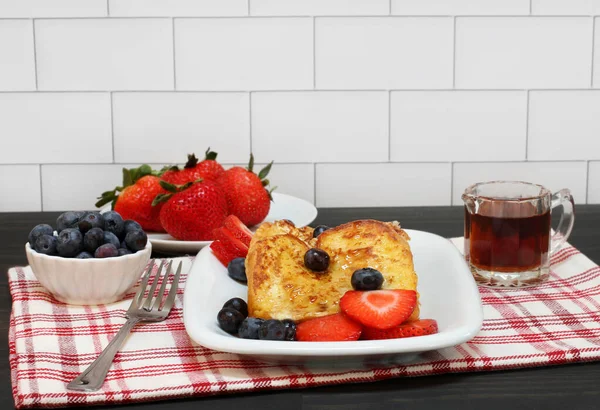 Rostat Bröd Med Sirap Färska Blåbär Och Jordgubbar Frukostmiljö — Stockfoto