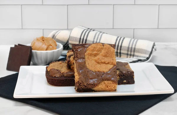 Pindakaas Chocolade Brownies Gestapeld Een Bord Sluiten — Stockfoto