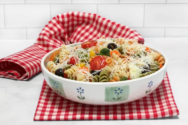 Een Grote Kom Van Tri Kleur Pasta Salade Close — Stockfoto