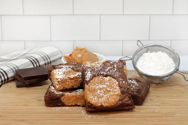 Fıstık Ezmesi Çikolatalı Browni Üzerine Pudra Şekeri Serpilmiş Çikolata Fıstık — Stok fotoğraf