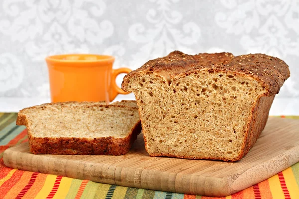 Domácí bochník chleba quinoa medu. — Stock fotografie