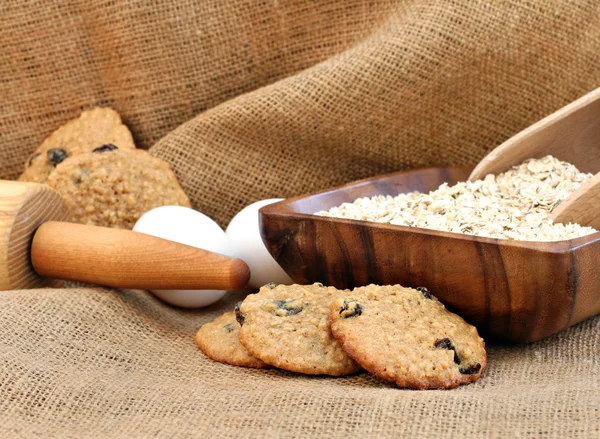 Farinha de aveia Raisin Cookies em um fundo de serapilheira . Fotos De Bancos De Imagens Sem Royalties