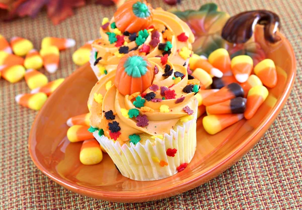 Halloween cupcakes egy őszi ünnepi terítés. — Stock Fotó