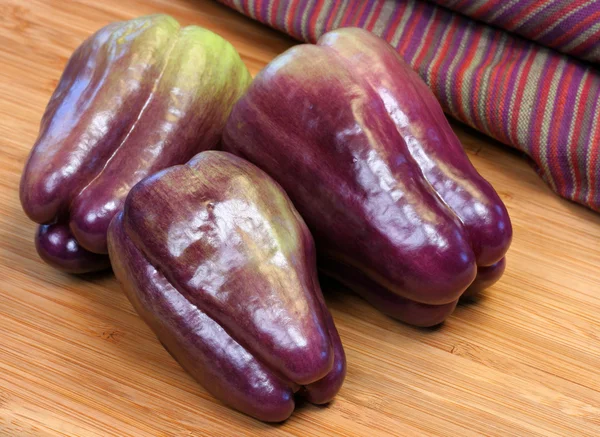 Nutritious Purple Bell Peppers — Stock Photo, Image