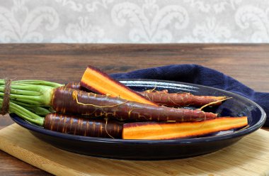 Mor havuç, taze yıkanmış. Bütün ve yarıya.