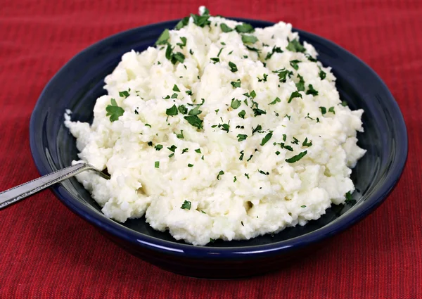 Blumenkohl püriert. Selektiver Fokus auf den Vordergrund. — Stockfoto