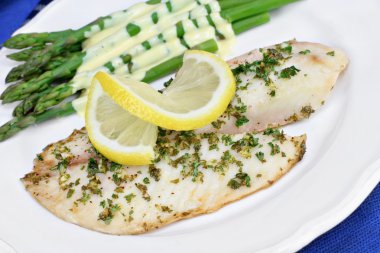 Bir limon dilimi ile süslenmiş tecrübeli pişmiş tilapia balık.