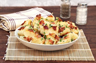 Pastırma, parmesan ve sarımsak ile kavrulmuş patates.