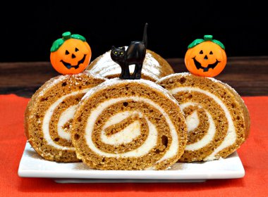 Kabak Cake Roll Cadılar Bayramı için dekore edilmiştir.