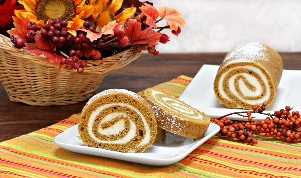 Bolo de rolo de abóbora em um cenário de outono . — Fotografia de Stock