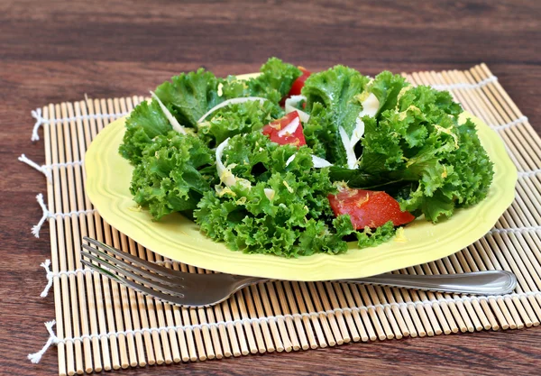 Boerenkool salade, tomaat, citroenschil en Parmezaanse kaas. — Stockfoto