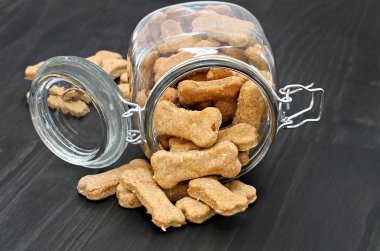 Cam kavanozdan dökülmesini homemade köpek kemiği.