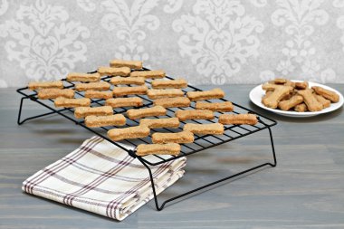 Soğutma bir metal raf ev yapımı sağlıklı köpek kemiği. Seçici f