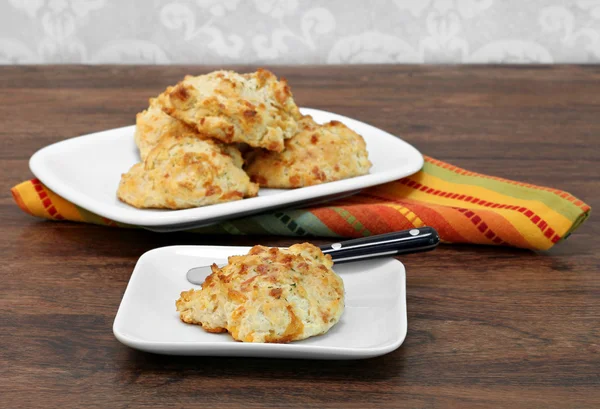 Cheddar kaas en knoflook koekje op een plaat. — Stockfoto