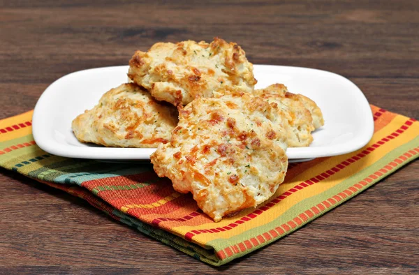 Kekse mit Cheddar-Käse, Knoblauch und Petersilie. Selektiver Fokus auf Frontkeks. — Stockfoto