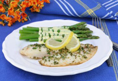 Tilapia fileto kuşkonmaz hollandaise bir tarafı ile.