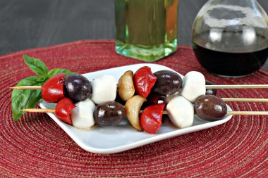 Zeytin, sarımsak, közlenmiş biber ve mozza meze kebap
