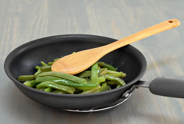 Frying green bell peppers, close up with copy space. — Stock Photo, Image