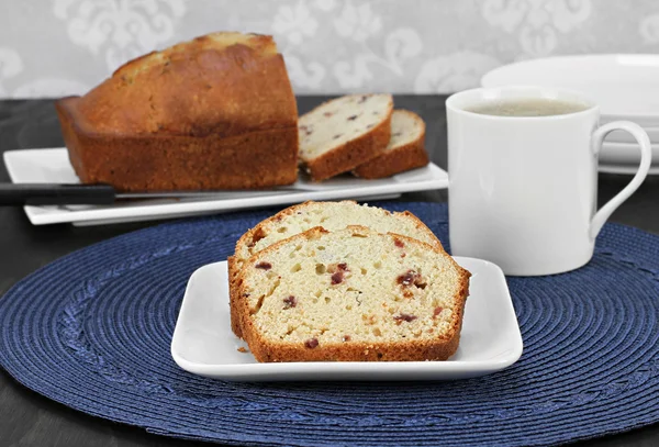 Cranberry pound cake, slices and whole one. — Stock Photo, Image