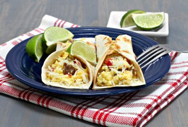 İki kahvaltı tacos chorizo, yumurta ve biber ile.