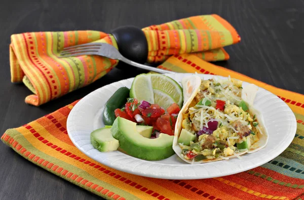 Meksika kahvaltı chorizo ve yumurta taco pico de gallo, avokado — Stok fotoğraf