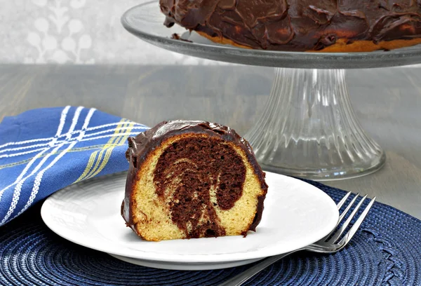 Gezwenkt chocolade en vanilla cake met chocolade glazuur. — Stockfoto