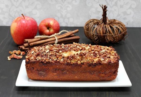 Pastel de pan de nuez, manzana y canela . — Foto de Stock