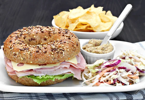 Presunto de bagel, queijo e sanduíche de alface com um lado um musta condimentado — Fotografia de Stock