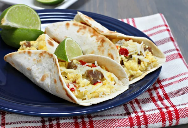 Tacos de pequeno-almoço com salsicha, queijo e pimentas Fotos De Bancos De Imagens Sem Royalties