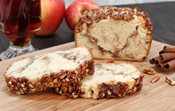 Pekannuss und Apfelkuchen in Scheiben geschnitten. — Stockfoto