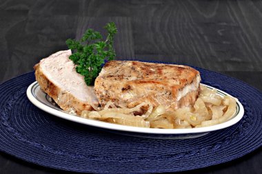 Kızartma pork loin ve soğan.