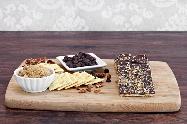 Çikolata kurabiye tuzlu kraker, çikolata ve fındık ile yapılan çatlamak. — Stok fotoğraf