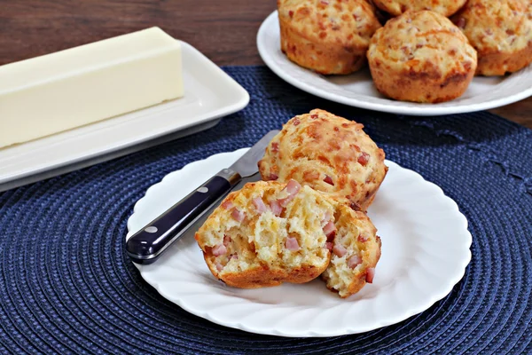 Frühstücksmuffins mit Schinken und Cheddar — Stockfoto