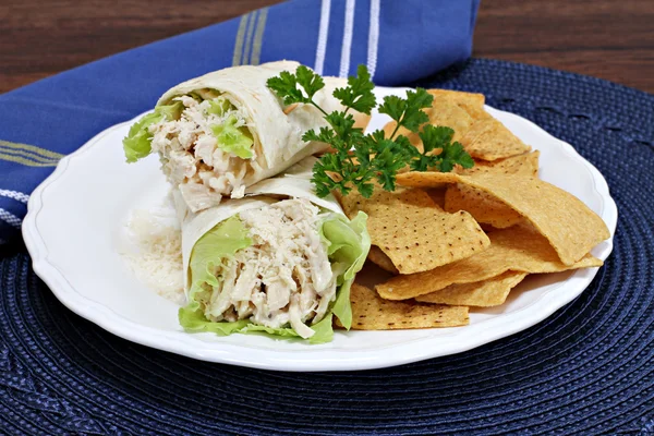 Frango caesar envolve com tortilla chips — Fotografia de Stock