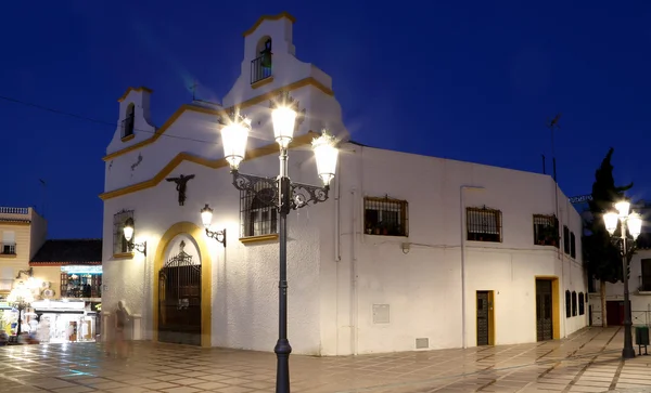 Ciudad turística en la Costa del Sol por la noche, Málaga en Andalucía, España — Foto de Stock