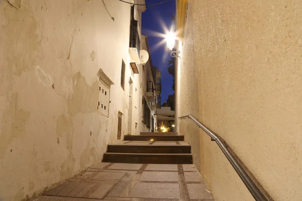 Ciudad turística en la Costa del Sol por la noche, Málaga en Andalucía, España — Foto de Stock