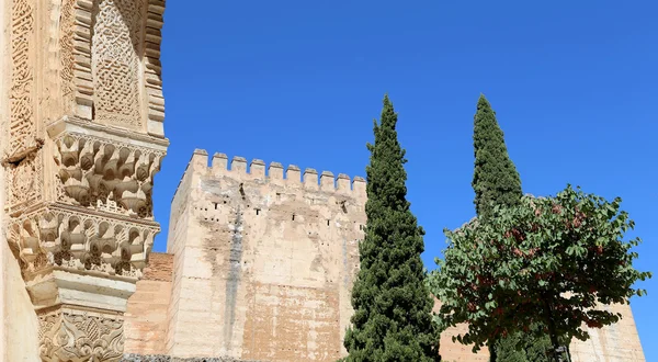 イスラム (ムーア) スタイルとアルハンブラ宮殿, グラナダ, スペインのアーチ — ストック写真