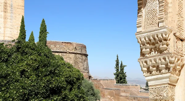 Arcos em estilo islâmico (mourisco) e Alhambra, Granada, Espanha — Fotografia de Stock