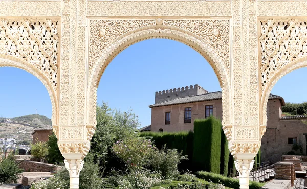 Arcos en estilo islámico (morisco) y Alhambra, Granada, España — Foto de Stock